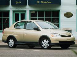 Toyota Echo I - 1999 по 2005 Седан
